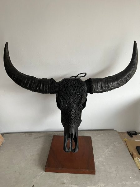 Skullartwork Wasserbüffelschädel schwarz. Handgefertigte Schnitzkunst, traditionell hergestellt auf Bali. Der Bali Skull dient als Wanddeko oder Deko.
