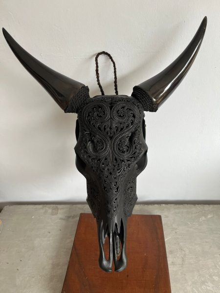 Handgefertigte Schnitzkunst. Der Bali Skull Kuhkopf in schwarz wurde traditionell hergestellt auf Bali. Individuelle Deko oder Wanddeko.