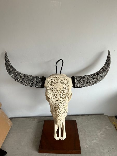 Skullartwork Wasserbüffelkopf mit gravierten Hörnern. Handgefertigter Schädel, traditionell hergestellt auf Bali, ein Unikat als Wand Deko.